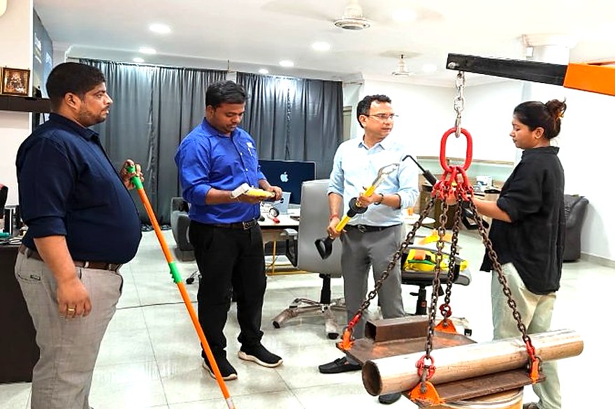 Hands-on evaluation — suspended tubular rig with positioning poles